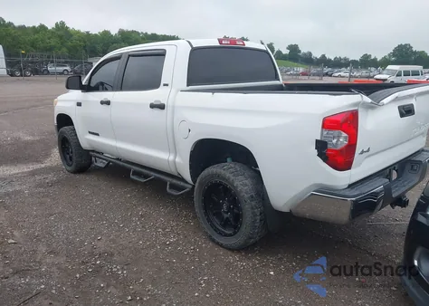 2015 Toyota Tundra Sr5 5.7L V8 z USA, uszkodzony, nr VIN 5TFDW5F17FX432694